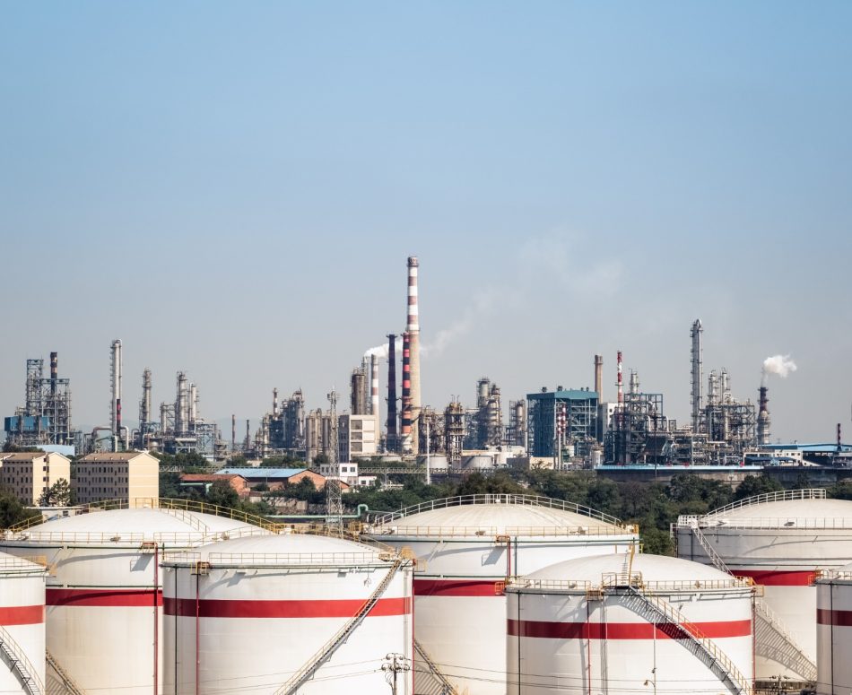 petrochemical-complex-and-storage-tanks-PS2SU5D.jpg